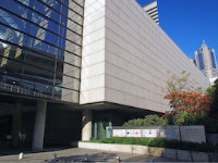 渋谷区初台の有名な建物